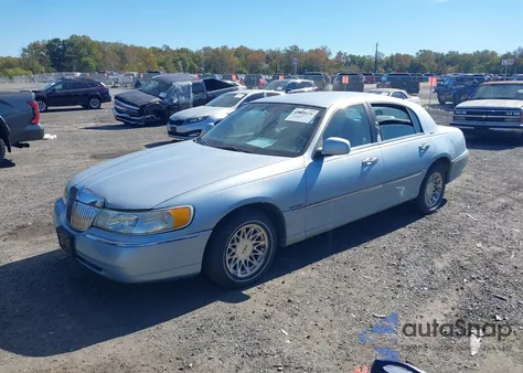 1998 Lincoln Town Car Signature z USA, uszkodzony, nr VIN 1LNFM82W3WY622452